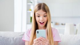 VIDEO Lege pentru copiii care au telefoane mobile! În ce țară ar putea intra în vigoare?